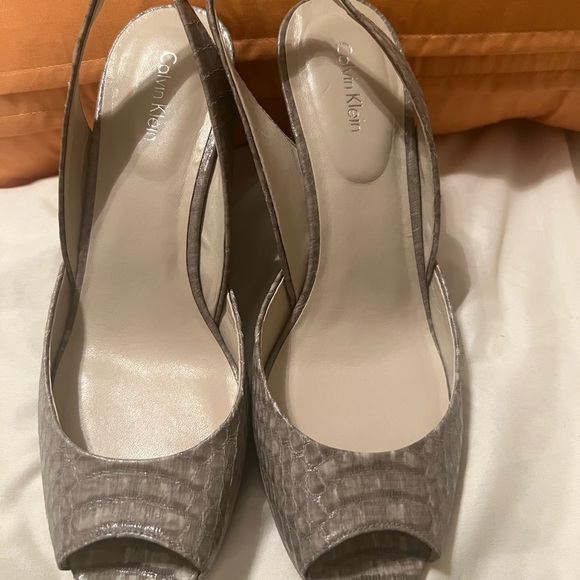 Calvin Klein - Picture 2 of 5